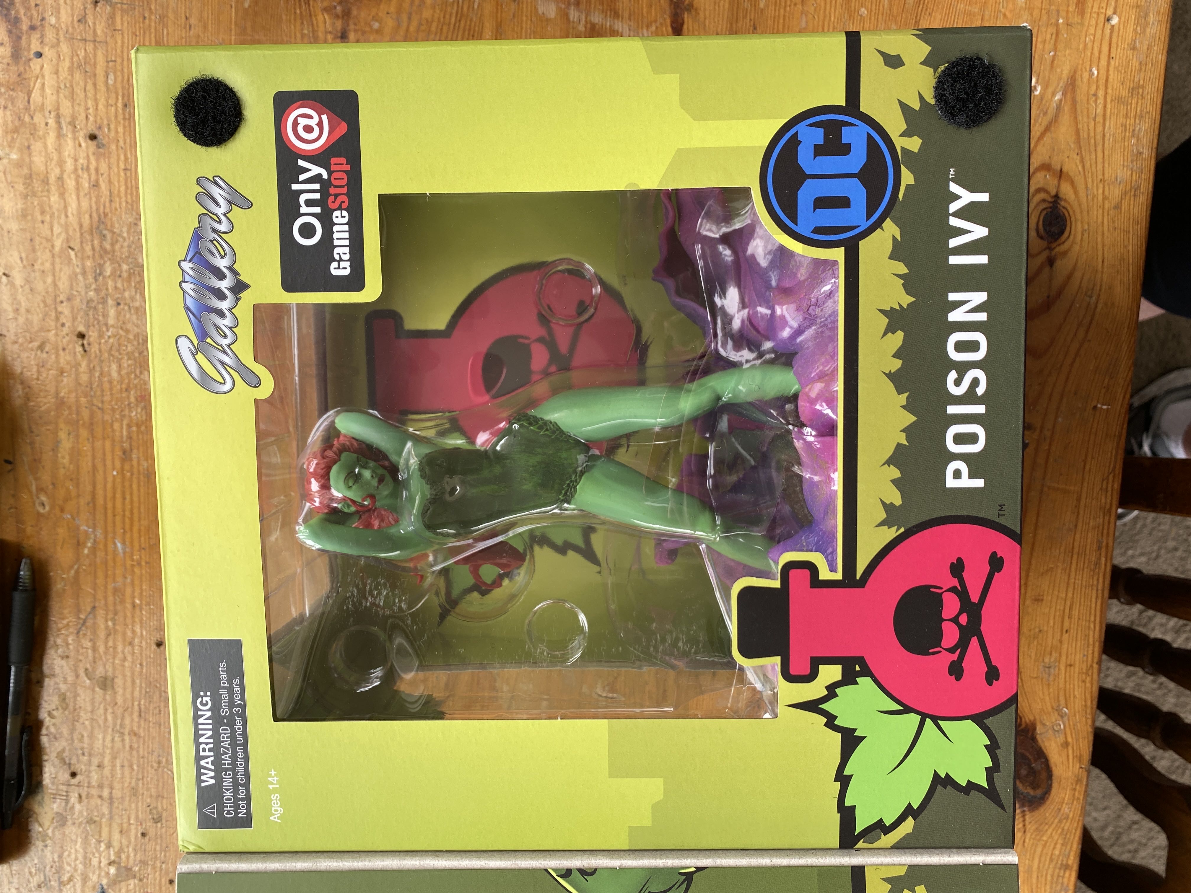 DC Statue - Diamond Select Toys (Poison Ivy) action figure collectible [Barcode 699788833162] - Main Image 3