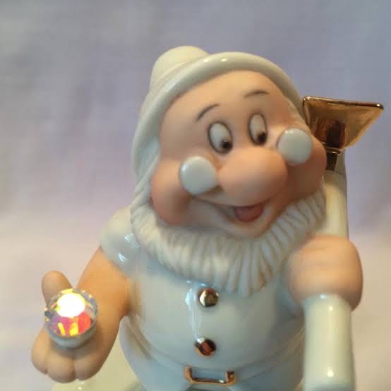 Snow White Doc - Lenox (Disney Showcase Collection) action figure collectible - Main Image 2