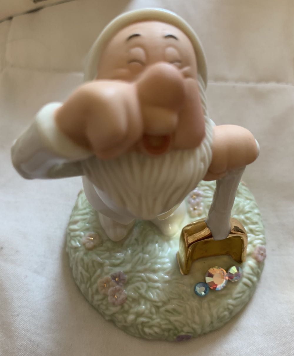 Snow White Sneeze - Lenox (Disney Showcase Collection) action figure collectible - Main Image 1