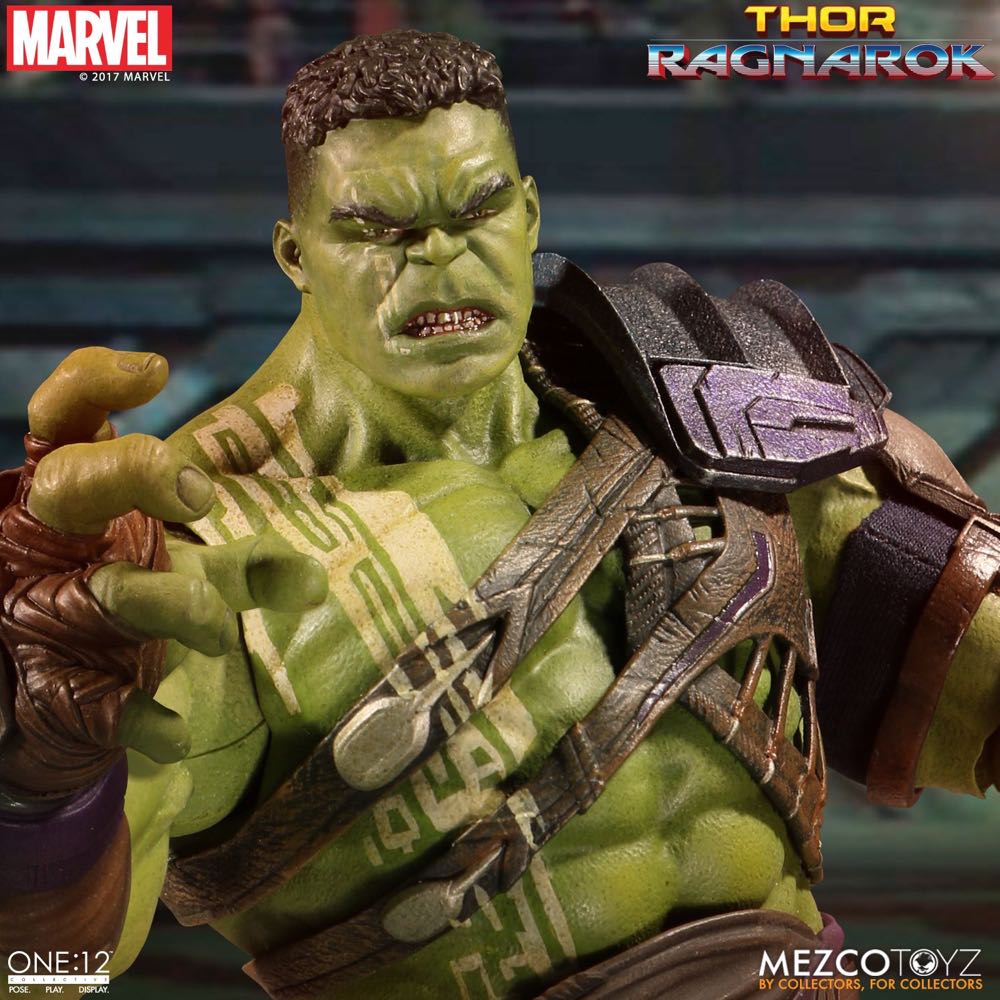 Mezco One: The Hulk - One:12 Collective By Mezco Toyz action figure collectible - Main Image 2