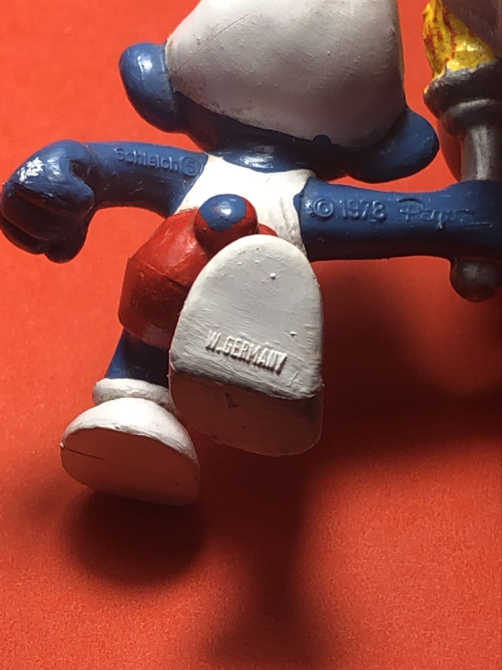 2.0030 Torchbearer Smurf - Schleich action figure collectible - Main Image 2