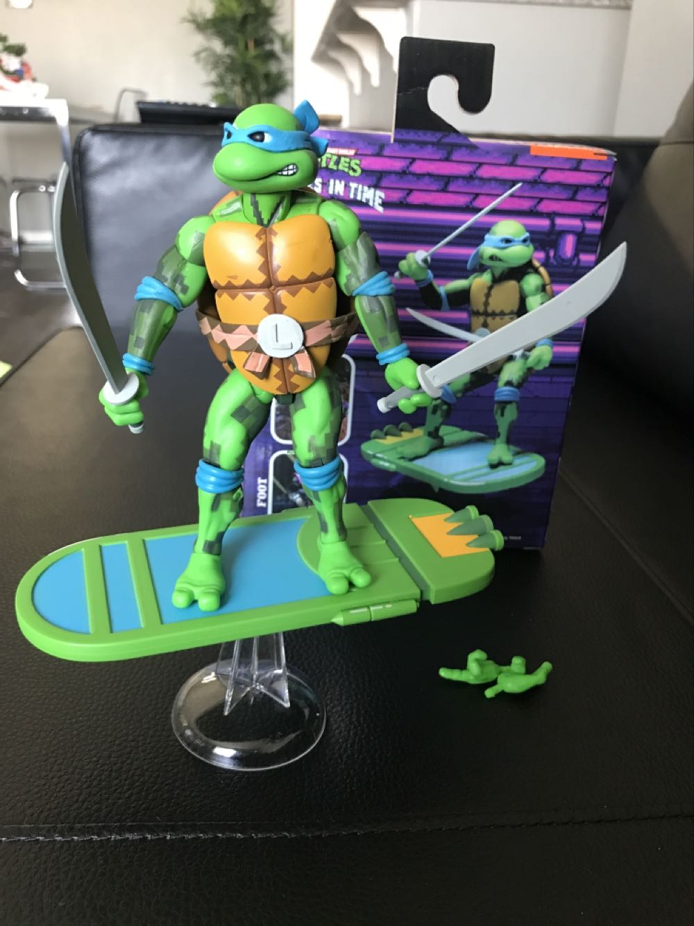 Leonardo - NECA, Inc. (Teenage Mutant Ninja Turtles: Turtles In Time) action figure collectible [Barcode 634482541067] - Main Image 3