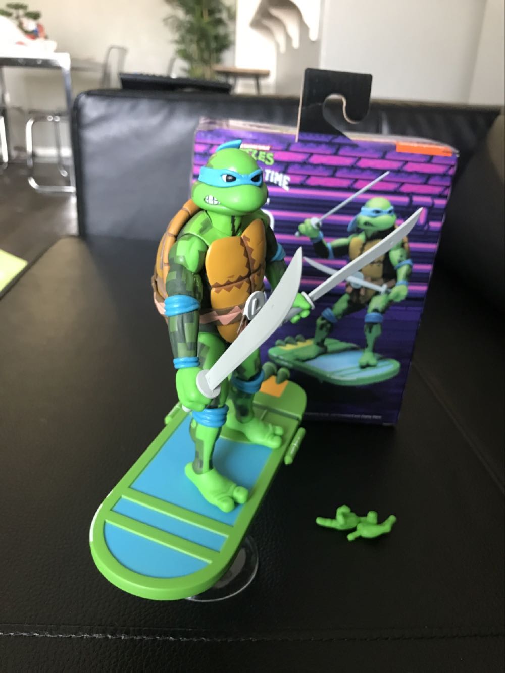 Leonardo - NECA, Inc. (Teenage Mutant Ninja Turtles: Turtles In Time) action figure collectible [Barcode 634482541067] - Main Image 4