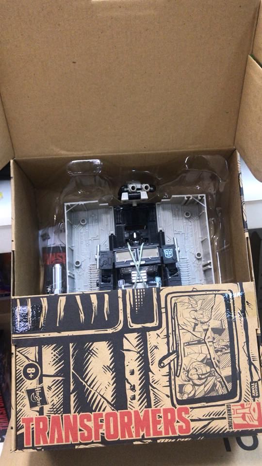 Alternate Universe Optimus Prime - Hasbro (War For Cybertron Trilogy) action figure collectible [Barcode 5010993719952] - Main Image 4