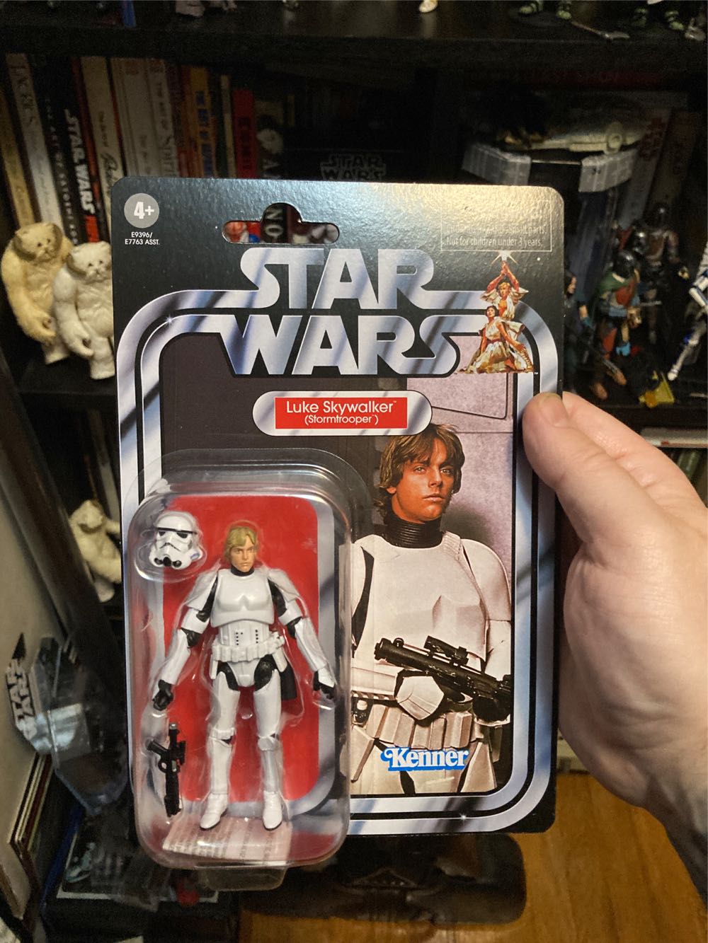 Luke Skywalker (Stormtrooper) - Star Wars Vintage Collection - Hasbro/Kenner (Star Wars) action figure collectible [Barcode 5010993736874] - Main Image 3