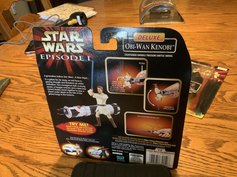 Obi-Wan Kenobi - Deluxe (Lightsaber Handle Triggers Battle Swing)  (star wars episode 1 the Phantom Menace) action figure collectible [Barcode 076281841526] - Main Image 2