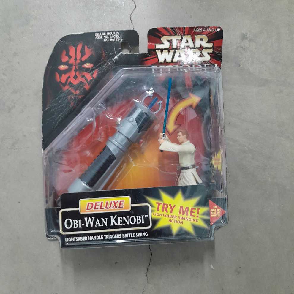 Obi-Wan Kenobi - Deluxe (Lightsaber Handle Triggers Battle Swing)  (star wars episode 1 the Phantom Menace) action figure collectible [Barcode 076281841526] - Main Image 3
