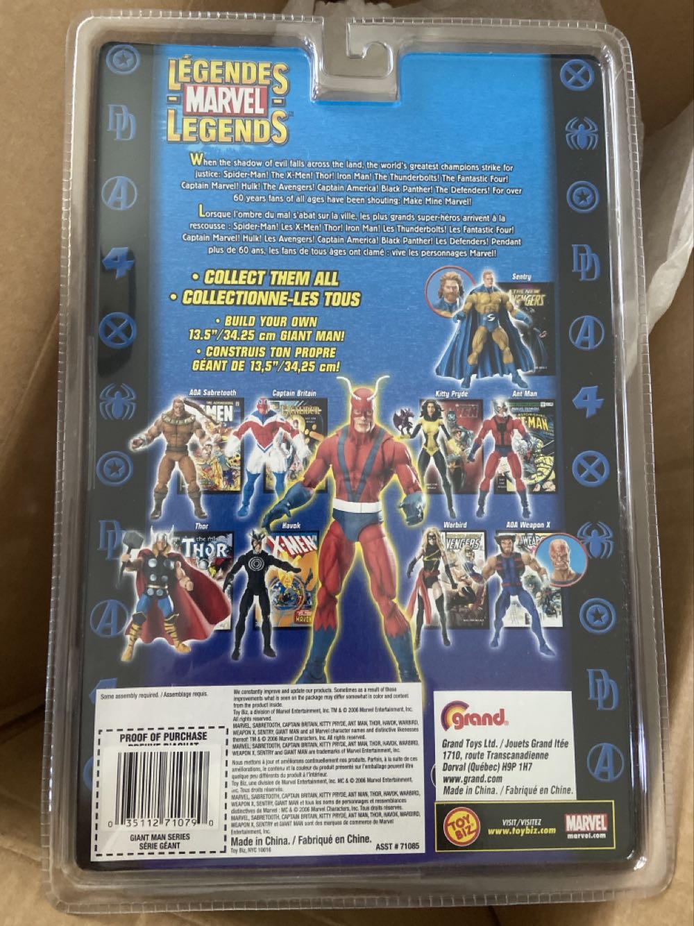 Toybiz Marvel Legends Giant-Man BAF Captain Britain  - Toy Biz (Marvel: Legends: 6”) action figure collectible [Barcode 035112710790] - Main Image 2