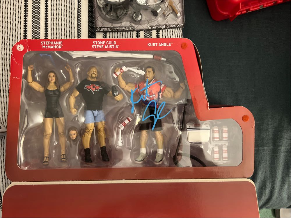 WWE Milk-O-Mania - Mattel (WWE Milk-O-Mania) action figure collectible [Barcode 887961637328] - Main Image 2