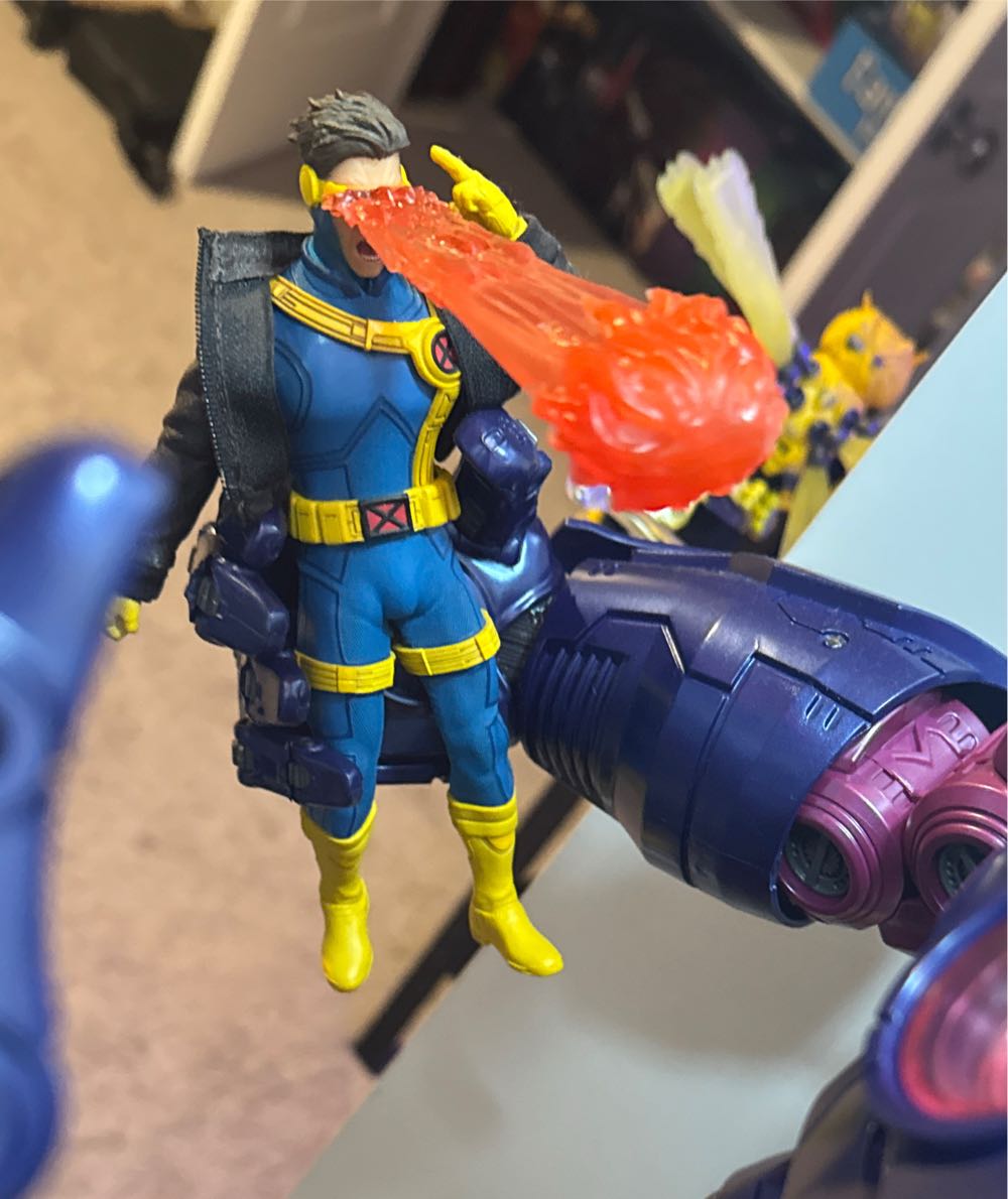 Mezco Cyclops - Mezco (X-Men) action figure collectible - Main Image 3