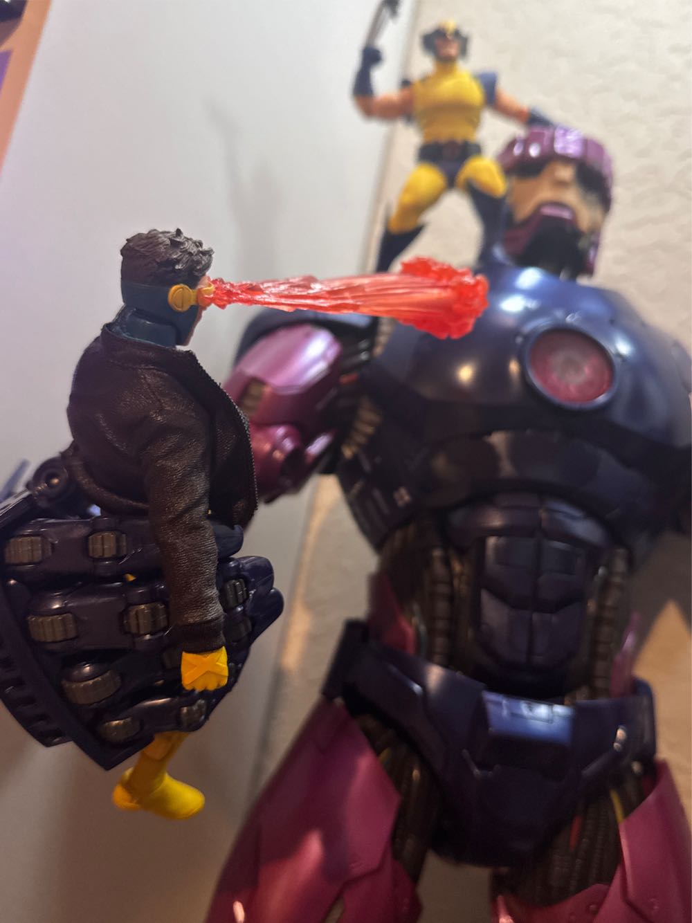 Mezco Cyclops - Mezco (X-Men) action figure collectible - Main Image 4