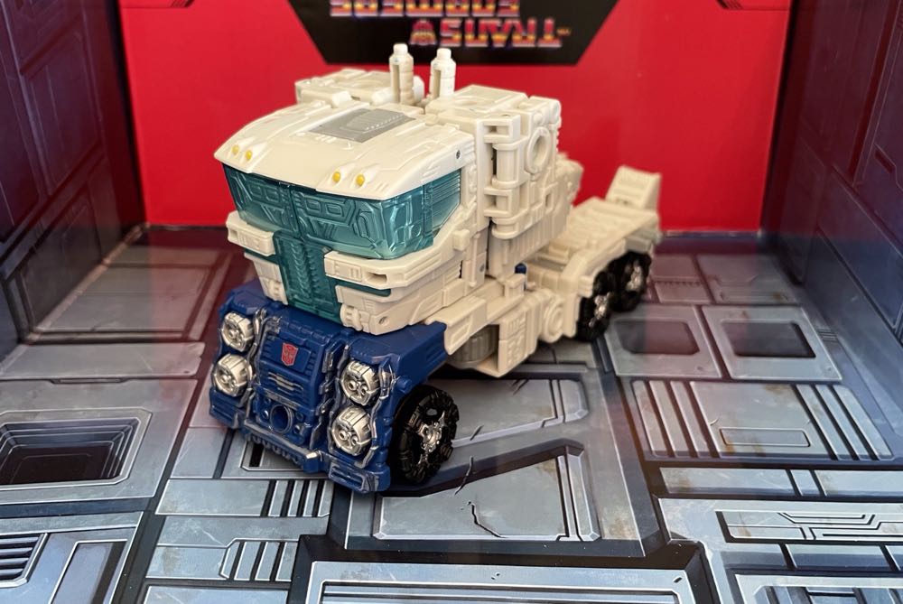 Ultra Magnus - Hasbro/Takara (Transformers Siege) action figure collectible - Main Image 3