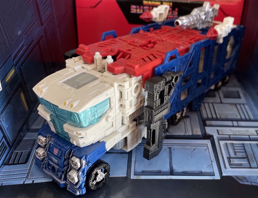 Ultra Magnus - Hasbro/Takara (Transformers Siege) action figure collectible - Main Image 4