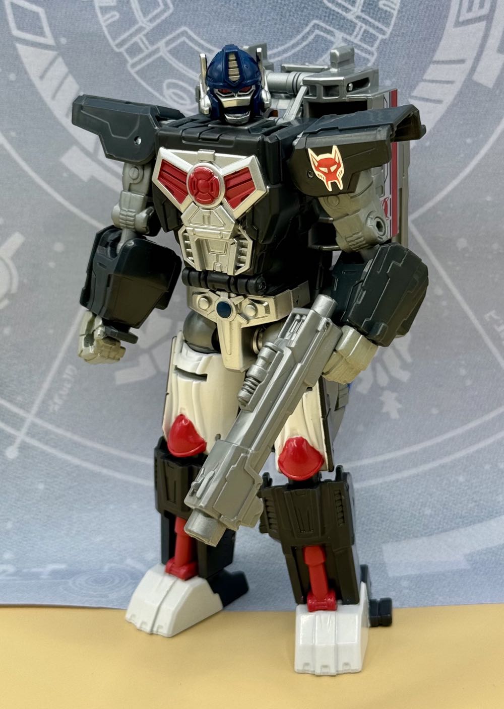 Optimal Optimus - Hasbro (Transformers Power Of The Primes) action figure collectible - Main Image 3