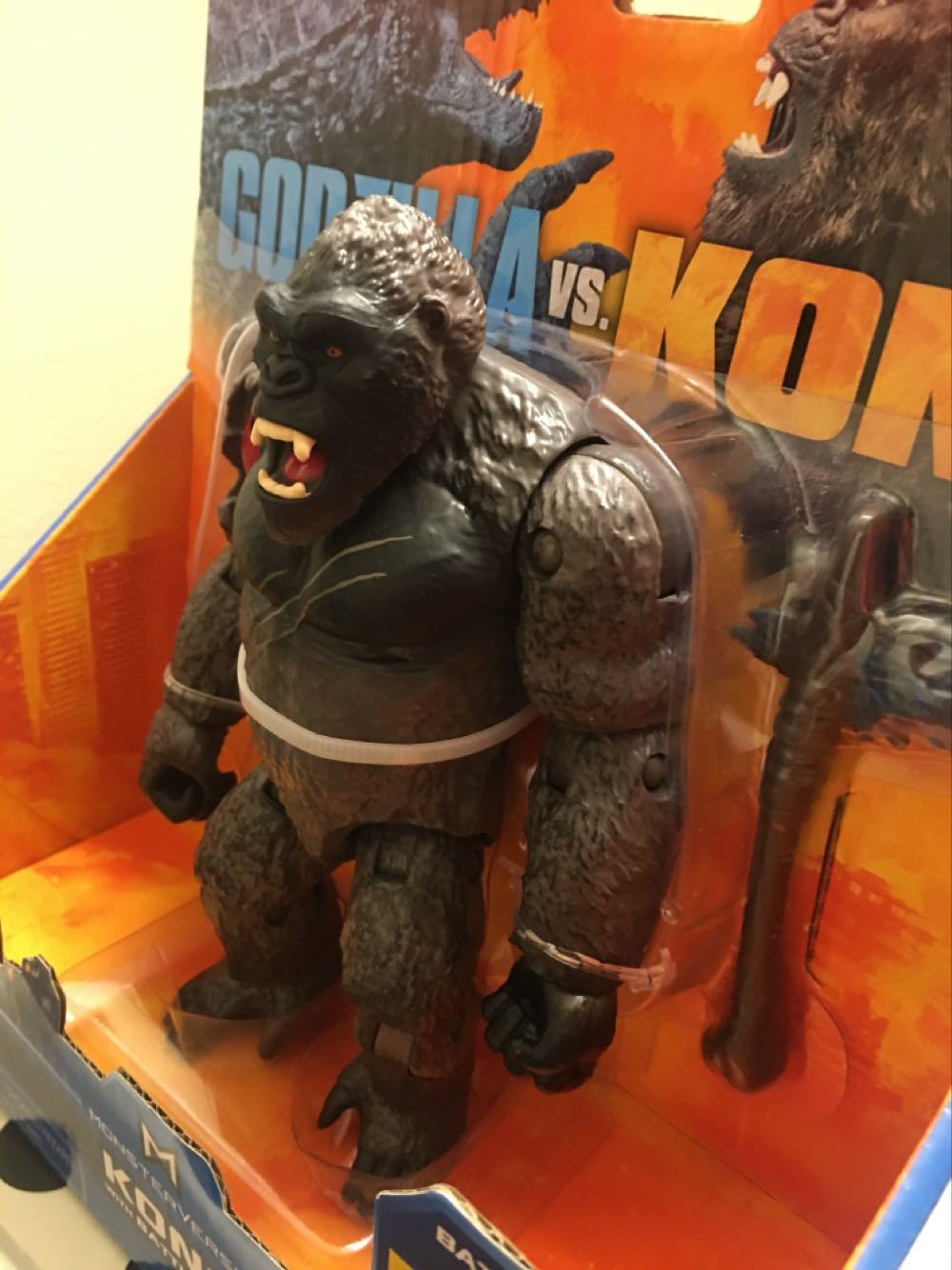Godzilla Vs Kong : Kong With Battle-Axe - Playmates (Godzilla) action figure collectible [Barcode 043377353034] - Main Image 3