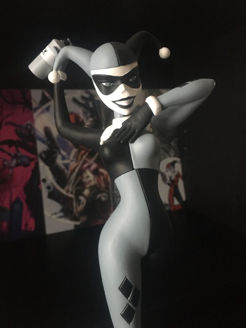 Harley Quinn Statue Femme Fatales Black & White - Diamond Select Toys (Batman) action figure collectible [Barcode 699788813775] - Main Image 2