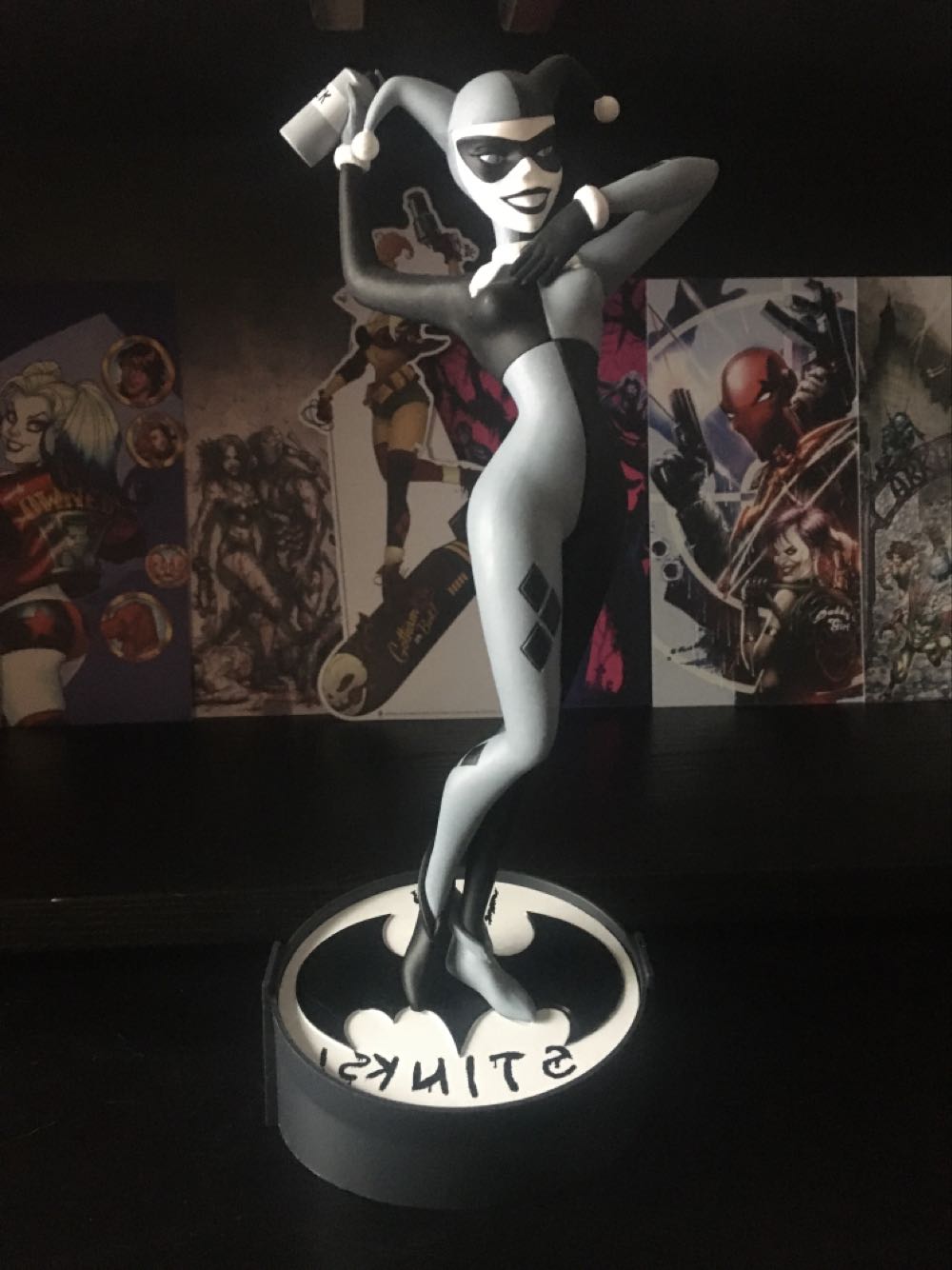 Harley Quinn Statue Femme Fatales Black & White - Diamond Select Toys (Batman) action figure collectible [Barcode 699788813775] - Main Image 3