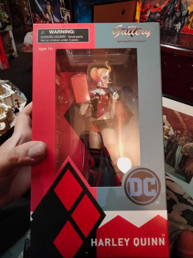 DC Gallery Harley Quinn - Diamond Select Toys action figure collectible [Barcode 699788828502] - Main Image 3
