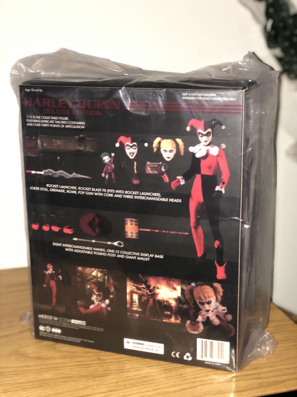 Mezco One:12 HARLEY QUINN Deluxe - Mezco (DC Comics) (Mezco (DC Comics)) action figure collectible [Barcode 696198764116] - Main Image 2