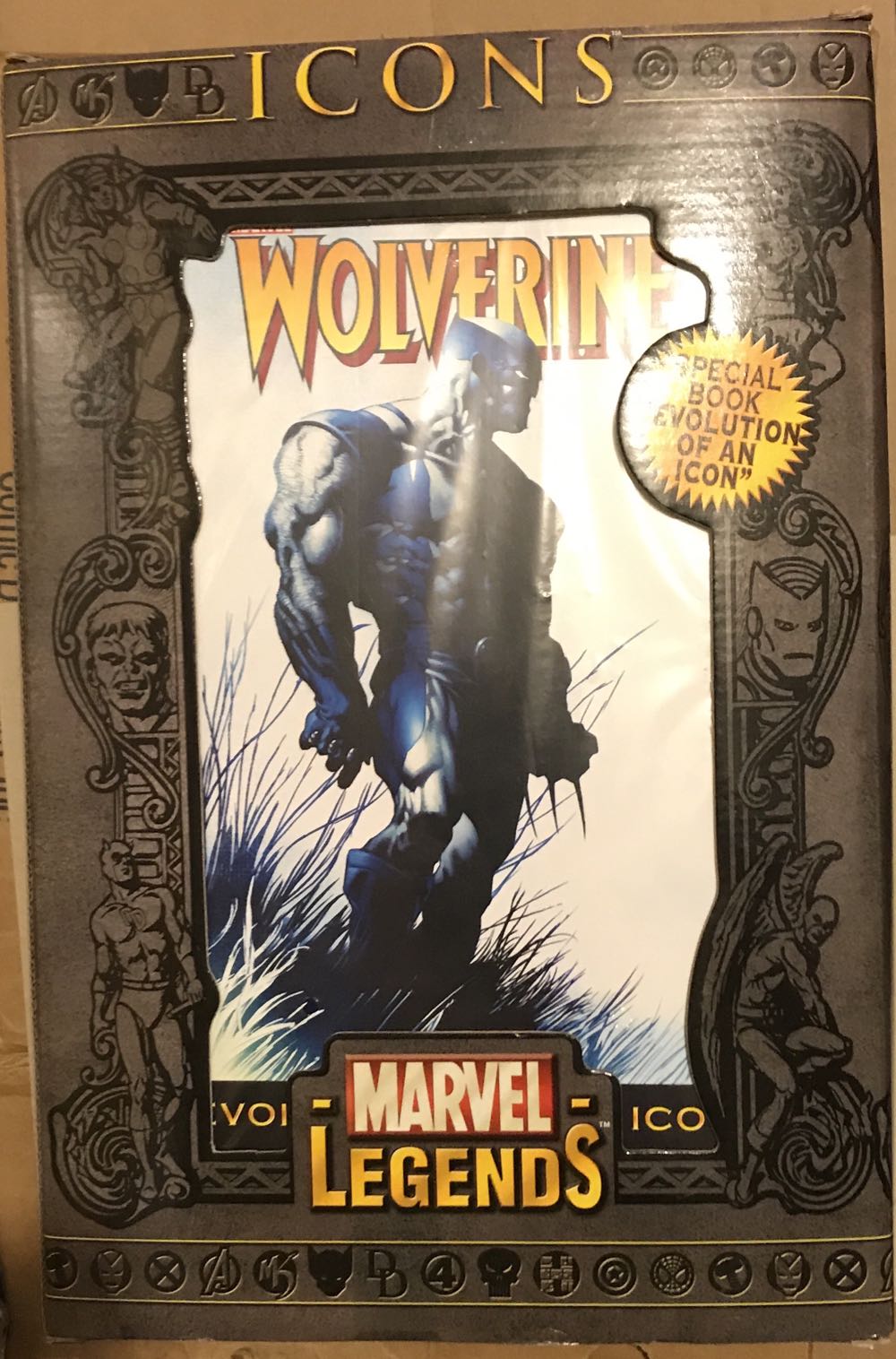 Wolverine - Toybiz (Marvel Legends) action figure collectible [Barcode 035112716211] - Main Image 2