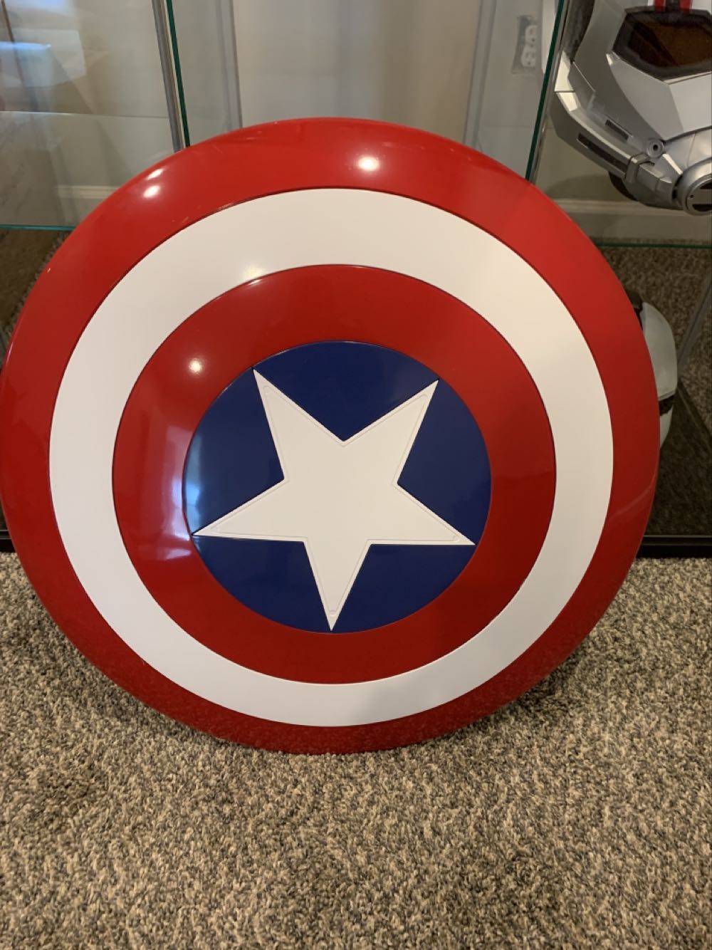 Captain America’s Classic Shield - Hasbro (Marvel Legend Series) action figure collectible [Barcode 5010993647774] - Main Image 2