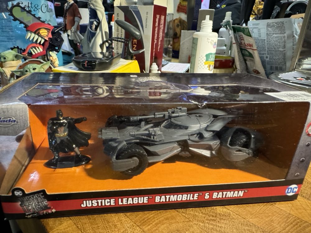 Die-Cast : Justice League Batmobile & Batman - Jada Toys (Justice League) action figure collectible [Barcode 801310317068] - Main Image 2