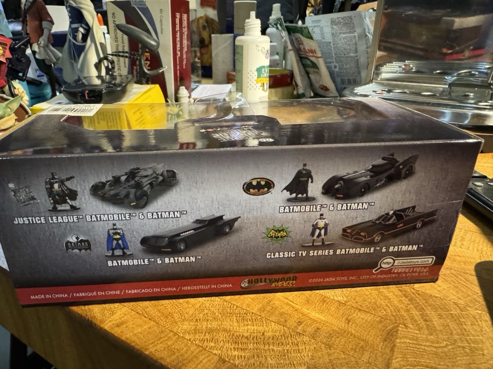 Die-Cast : Justice League Batmobile & Batman - Jada Toys (Justice League) action figure collectible [Barcode 801310317068] - Main Image 3