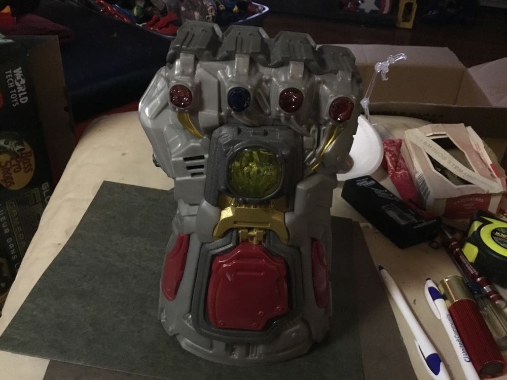 Avengers Marvel Endgame Infinity Gauntlet Electronic  action figure collectible [Barcode 5010993677610] - Main Image 2