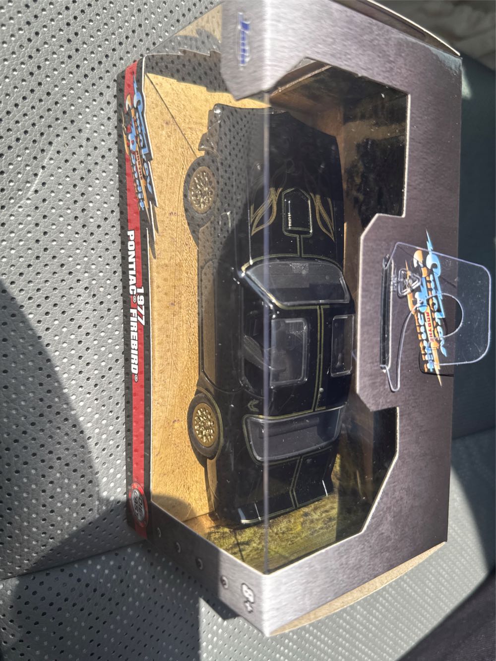 1977 Pontiac Firebird - Jada Toys (Smokey And The Bandit) action figure collectible [Barcode 801310240786] - Main Image 2