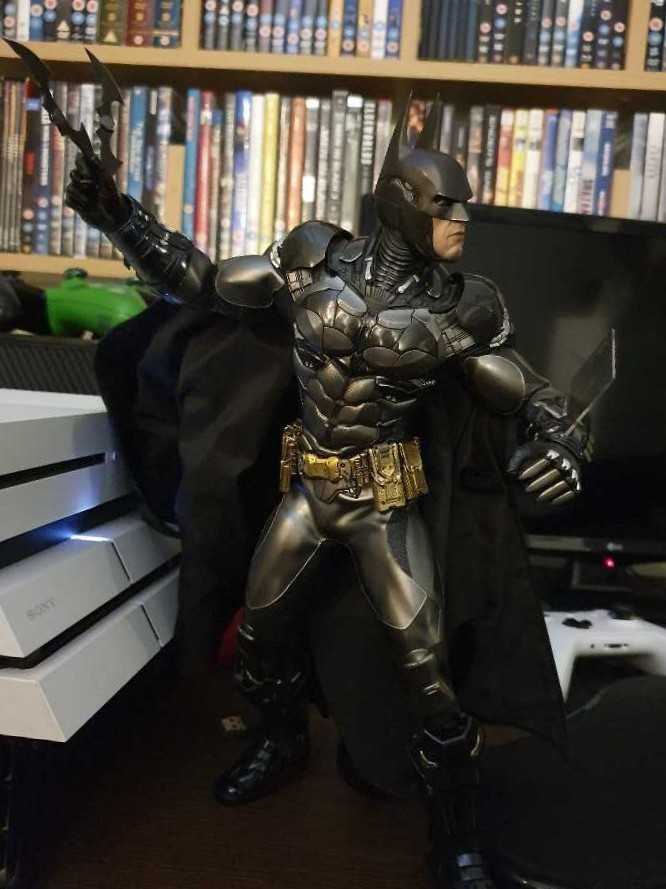 Hot Toys VGM 26 - Batman (Arkham Knight) - Hot Toys (Arkham Night) action figure collectible - Main Image 3