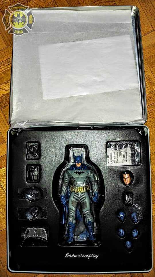 Mezco 1/12 batman - Mezco Toyz action figure collectible - Main Image 2