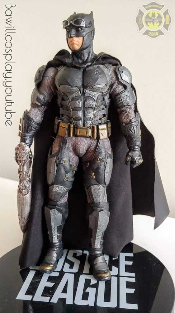 Mezco 1/12 batman Justice League  - Mezco Toyz action figure collectible - Main Image 2
