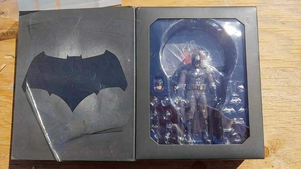 Mezco 1/12 batman Vs Superman   action figure collectible - Main Image 2