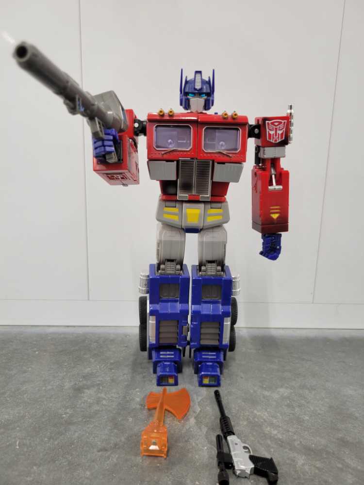 Optimus Prime 20th Anniversary 4th Robot Mode Grey Gun - Hasbro (Masterpiece Large Scale) action figure collectible - Main Image 2