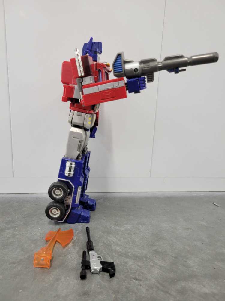 Optimus Prime 20th Anniversary 4th Robot Mode Grey Gun - Hasbro (Masterpiece Large Scale) action figure collectible - Main Image 3