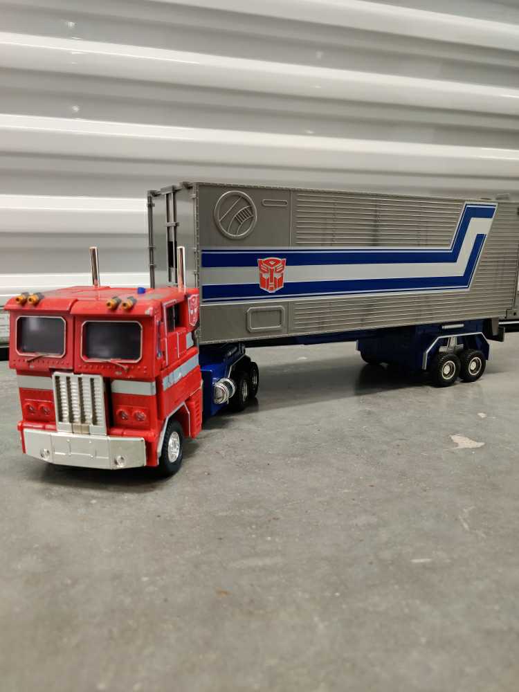 Optimus Prime 20th Anniversary Truck Mode With Commander Package - Hasbro (Masterpiece Large Scale) action figure collectible - Main Image 2
