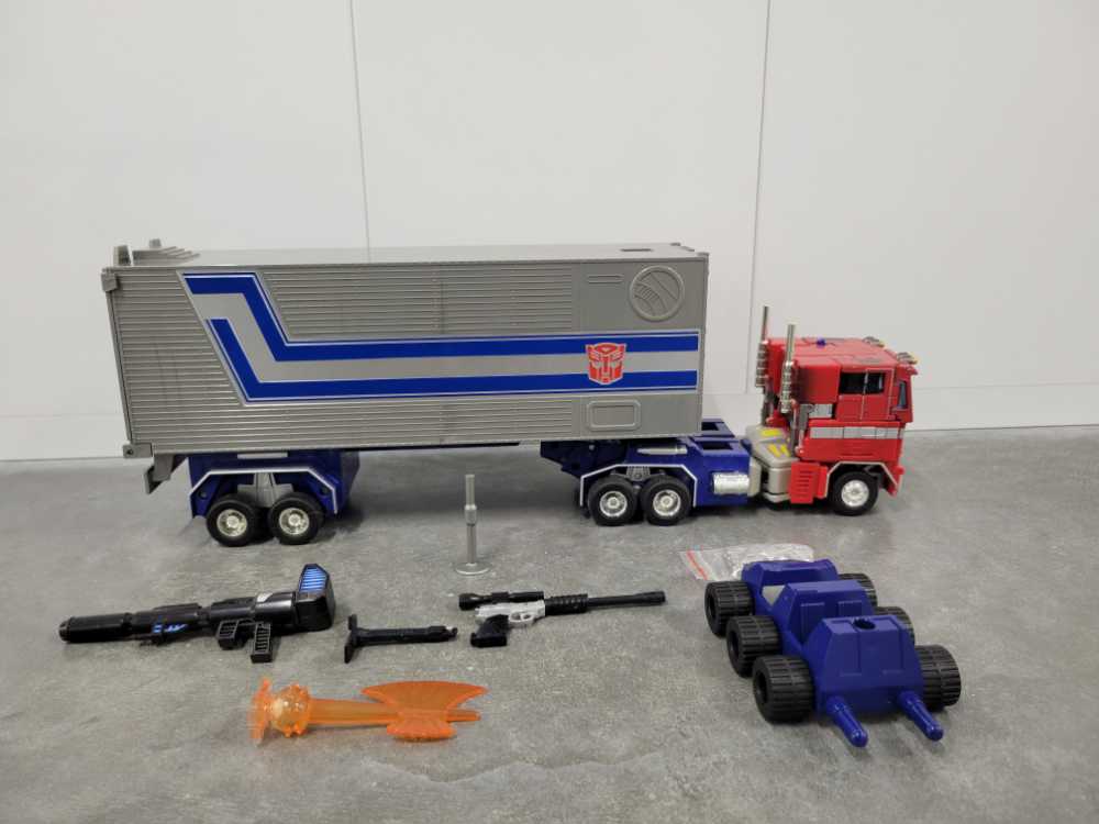 Optimus Prime 20th Anniversary Truck Mode With Commander Package - Hasbro (Masterpiece Large Scale) action figure collectible - Main Image 3