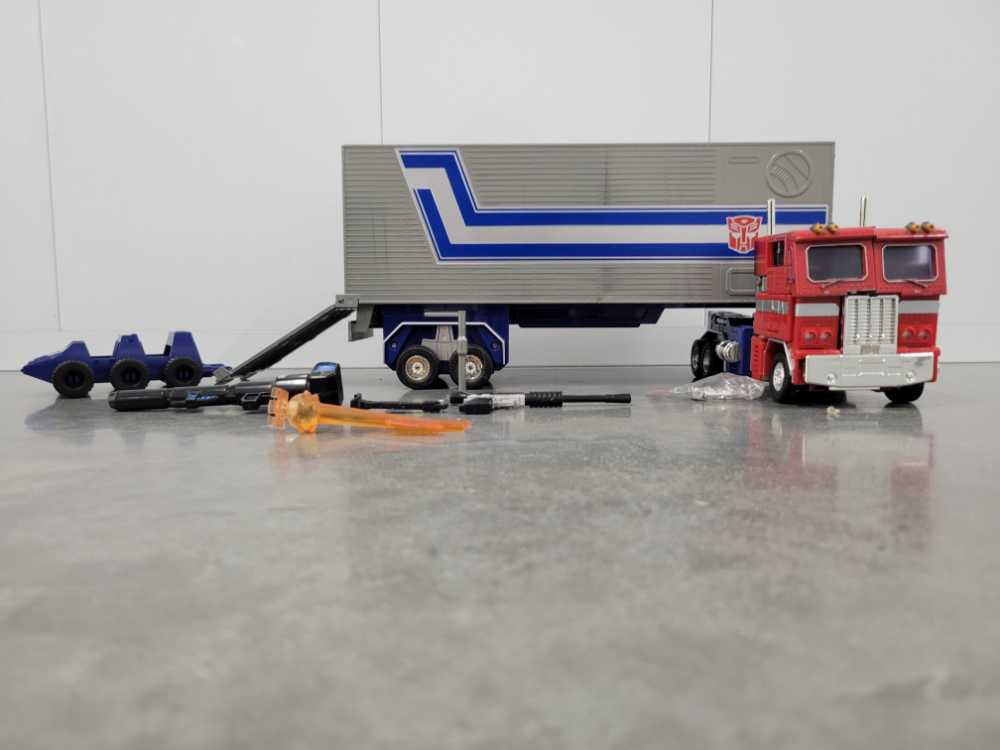 Optimus Prime 20th Anniversary Truck Mode With Commander Package - Hasbro (Masterpiece Large Scale) action figure collectible - Main Image 4