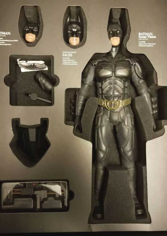 Batman - Hot Toys 1:6 Scale Figure (Batman: Dark Knight Triology) action figure collectible - Main Image 2