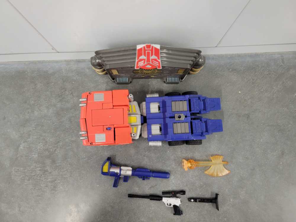 Optimus Prime 20th Anniversary DVD (Truck Mode) - Hasbro (Masterpiece Large Scale) action figure collectible - Main Image 2