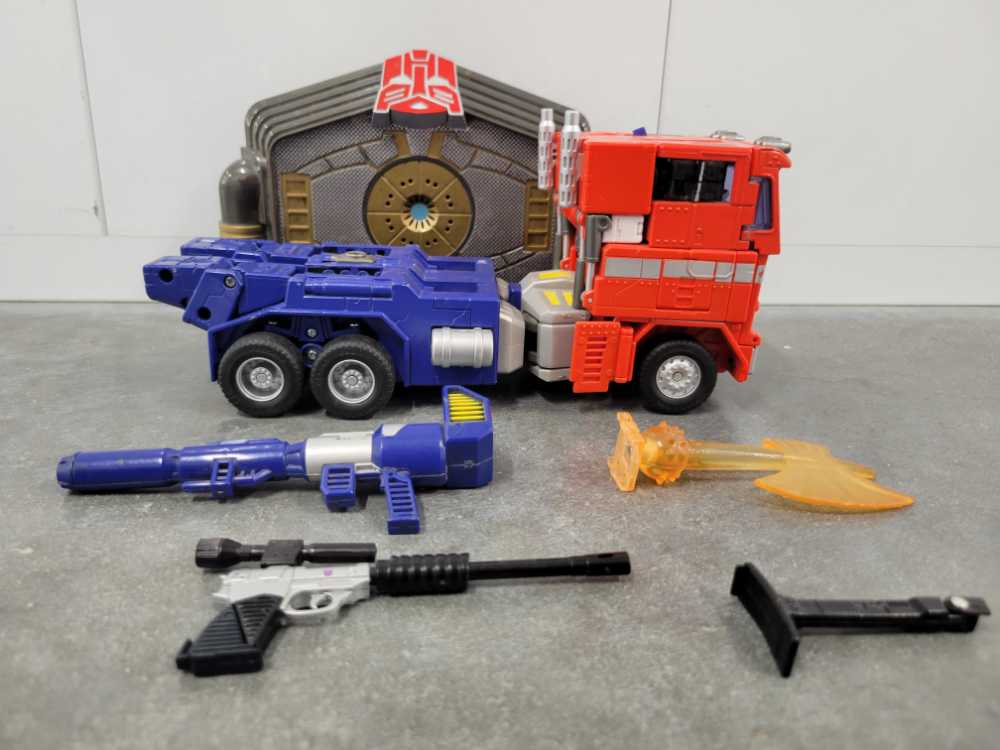 Optimus Prime 20th Anniversary DVD (Truck Mode) - Hasbro (Masterpiece Large Scale) action figure collectible - Main Image 3