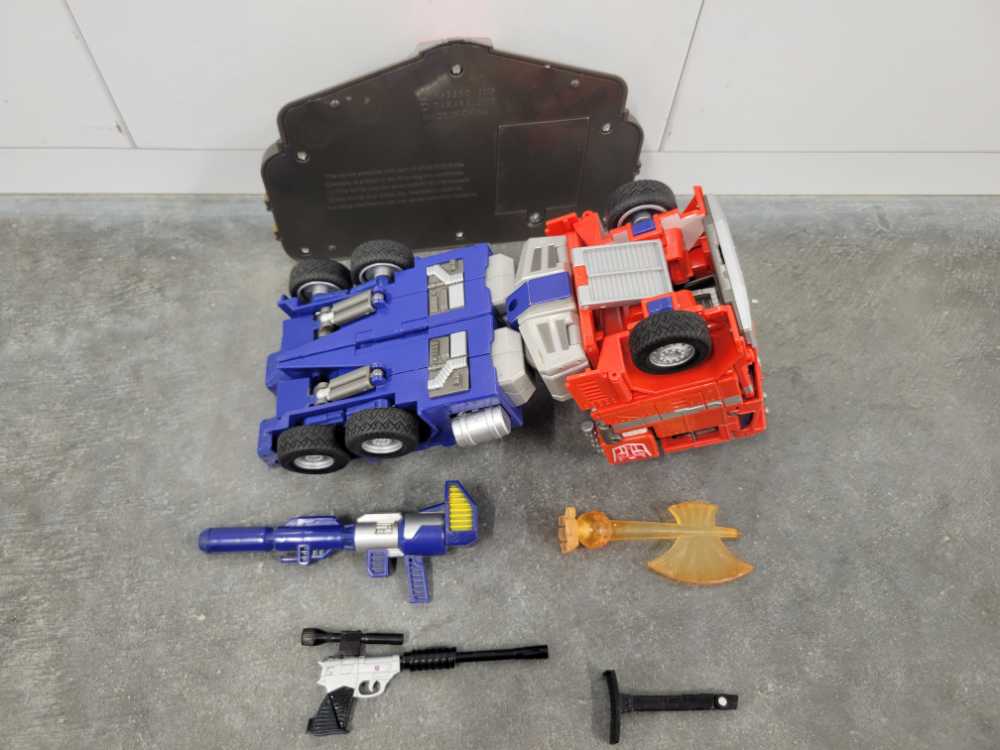 Optimus Prime 20th Anniversary DVD (Truck Mode) - Hasbro (Masterpiece Large Scale) action figure collectible - Main Image 4