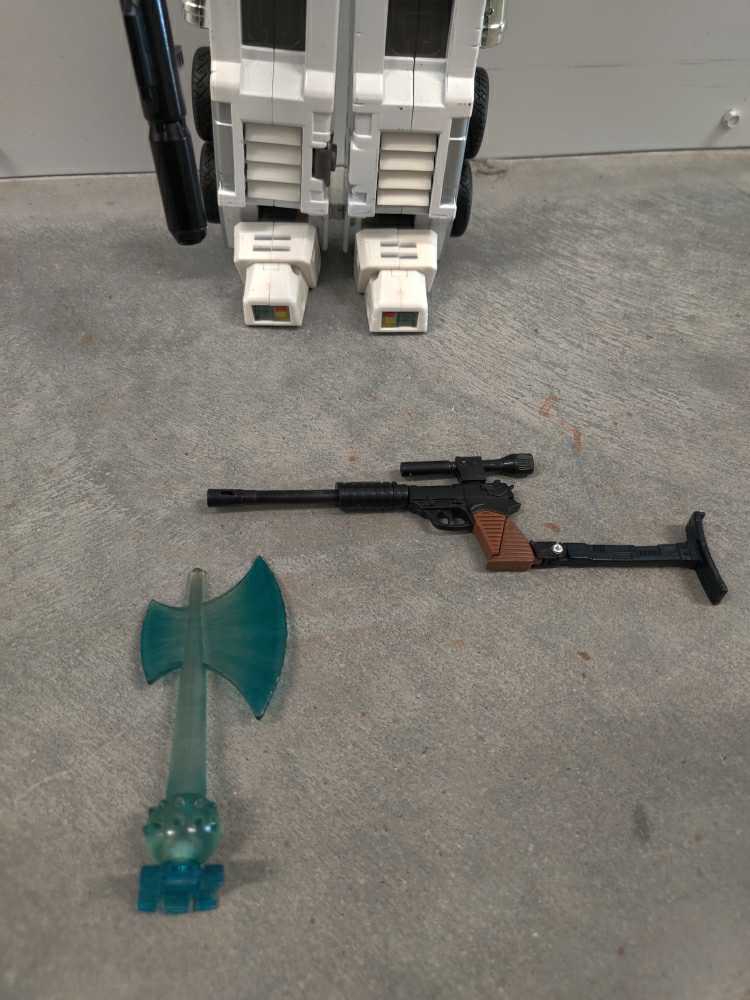 Ultra Magnus MP-2 Robot Mode - Takara Tomy (Masterpiece Large Scale) action figure collectible - Main Image 2