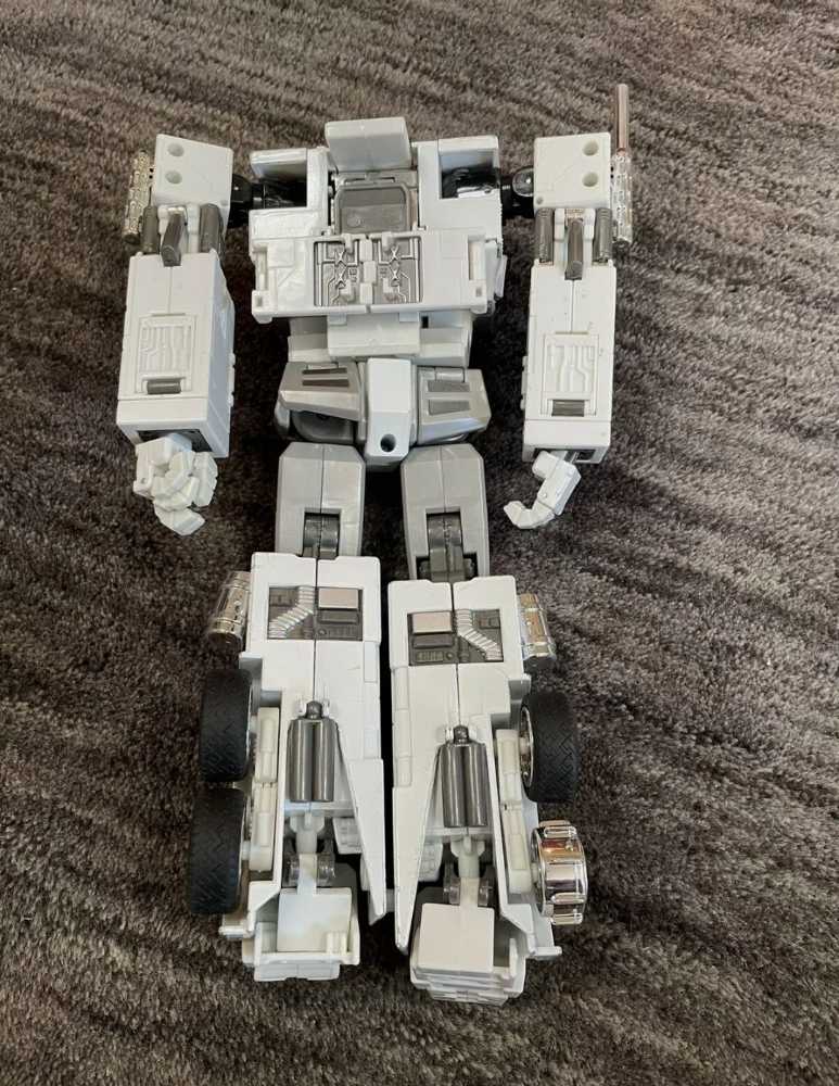 Ultra Magnus MP-2 Robot Mode - Takara Tomy (Masterpiece Large Scale) action figure collectible - Main Image 3