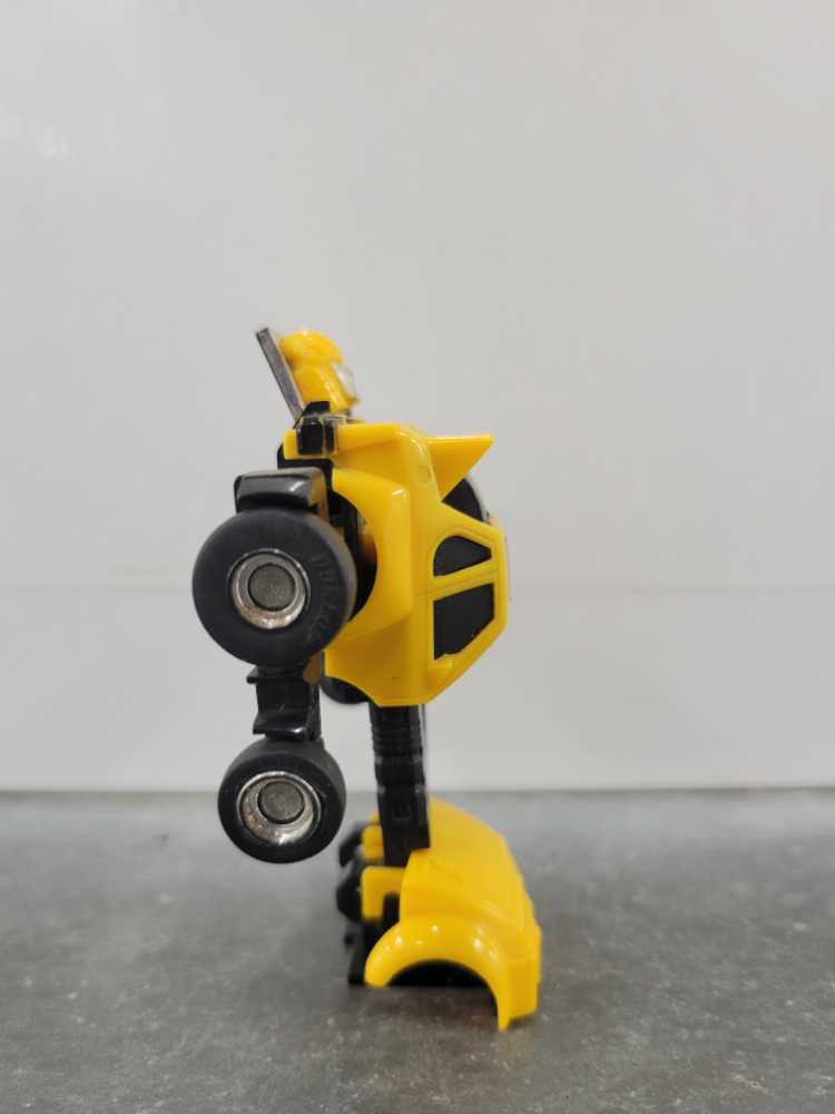 Cliffjumper Yellow Pre Rub Robot Mode Minibot Mini Bot - Hasbro (1984) action figure collectible - Main Image 3