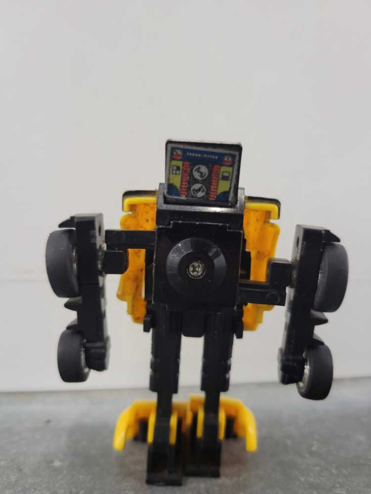 Cliffjumper Yellow Pre Rub Robot Mode Minibot Mini Bot - Hasbro (1984) action figure collectible - Main Image 4