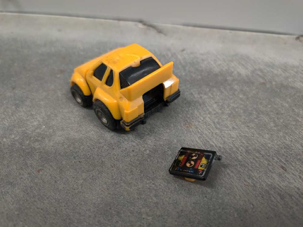 Transformers G1 Cliffjumper 1st Yellow G1 - Hasbro (1984) action figure collectible - Main Image 2