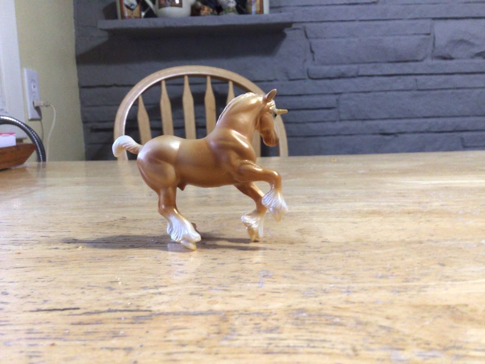 Breyer Unicorn Crazy Surprise Single Pack - Breyer action figure collectible [Barcode 019756972684] - Main Image 3