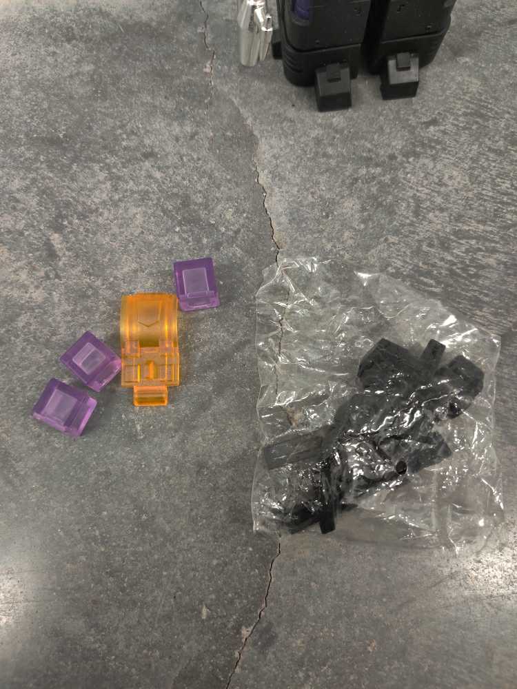 Grenadier Bombshell FT-12T - Fanstoys (Masterpiece 1985) action figure collectible - Main Image 3