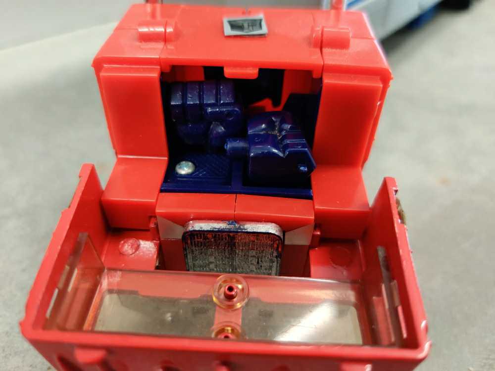 Optimus Prime Leader 7th Truck Mode Light Blue Missing Roller, 2 Black Missiles, Gas Pump And Hose - Hasbro (1984) action figure collectible - Main Image 2